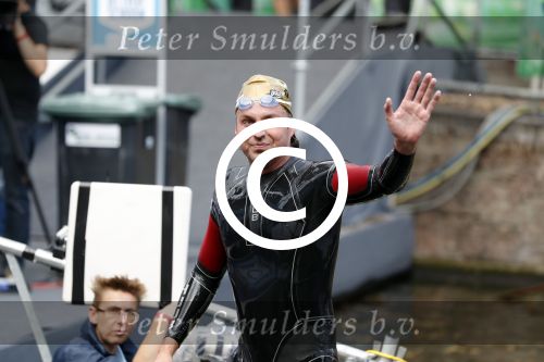 Amsterdam 11 september 2016
Amsterdam city swim tbv ALS door de amsterdamse grachten. Pieter v d Hoogenband kwam samen met zijn verloofde Marie Jose Crooijmans zijn kinderen en zijn ouders en broer