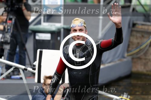 Amsterdam 11 september 2016
Amsterdam city swim tbv ALS door de amsterdamse grachten. Pieter v d Hoogenband kwam samen met zijn verloofde Marie Jose Crooijmans zijn kinderen en zijn ouders en broer