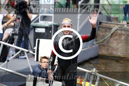 Amsterdam 11 september 2016
Amsterdam city swim tbv ALS door de amsterdamse grachten. Pieter v d Hoogenband kwam samen met zijn verloofde Marie Jose Crooijmans zijn kinderen en zijn ouders en broer