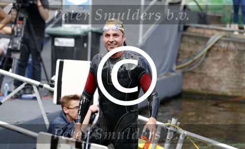 Amsterdam 11 september 2016
Amsterdam city swim tbv ALS door de amsterdamse grachten. Pieter v d Hoogenband kwam samen met zijn verloofde Marie Jose Crooijmans zijn kinderen en zijn ouders en broer