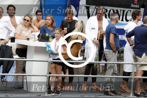 Amsterdam 11 september 2016
Amsterdam city swim tbv ALS door de amsterdamse grachten. Pieter v d Hoogenband kwam samen met zijn verloofde Marie Jose Crooijmans zijn kinderen en zijn ouders en broer
