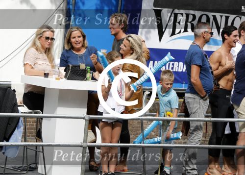 Amsterdam 11 september 2016
Amsterdam city swim tbv ALS door de amsterdamse grachten. Pieter v d Hoogenband kwam samen met zijn verloofde Marie Jose Crooijmans zijn kinderen en zijn ouders en broer