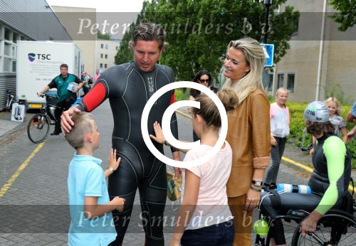 Amsterdam 11 september 2016
Amsterdam city swim tbv ALS door de amsterdamse grachten. Pieter v d Hoogenband kwam samen met zijn verloofde Marie Jose Crooijmans zijn kinderen en zijn ouders en broer