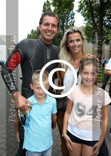 Amsterdam 11 september 2016
Amsterdam city swim tbv ALS door de amsterdamse grachten. Pieter v d Hoogenband kwam samen met zijn verloofde Marie Jose Crooijmans zijn kinderen en zijn ouders en broer