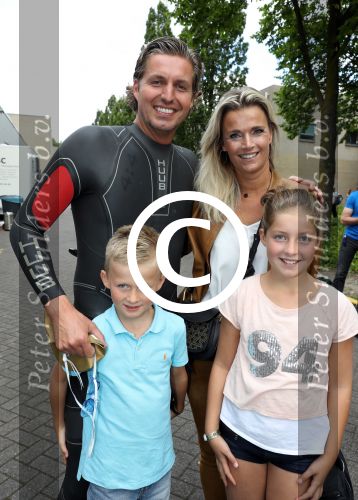 Amsterdam 11 september 2016
Amsterdam city swim tbv ALS door de amsterdamse grachten. Pieter v d Hoogenband kwam samen met zijn verloofde Marie Jose Crooijmans zijn kinderen en zijn ouders en broer