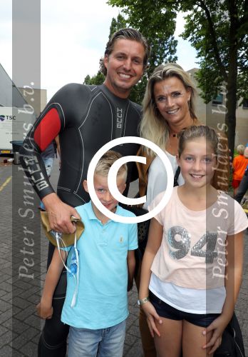 Amsterdam 11 september 2016
Amsterdam city swim tbv ALS door de amsterdamse grachten. Pieter v d Hoogenband kwam samen met zijn verloofde Marie Jose Crooijmans zijn kinderen en zijn ouders en broer