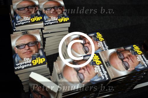 Rotterdam 14 september 2016
Boekpresentatie boek Rene v Gijp geschreven door Michiel v Egmond bij the harbour club. Zijn zoons Bicky en Sanny kregen de eerste exemplaren
