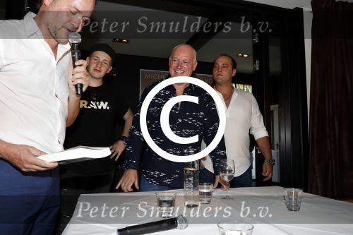 Rotterdam 14 september 2016
Boekpresentatie boek Rene v Gijp geschreven door Michiel v Egmond bij the harbour club. Zijn zoons Bicky en Sanny kregen de eerste exemplaren