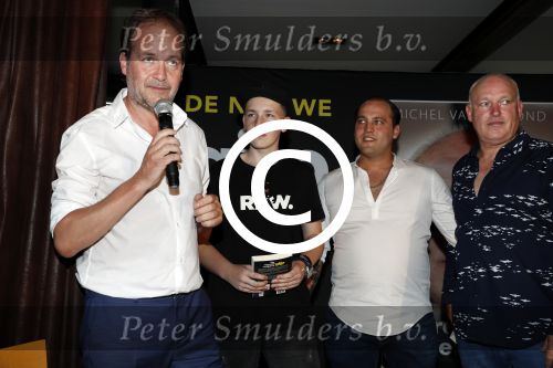 Rotterdam 14 september 2016
Boekpresentatie boek Rene v Gijp geschreven door Michiel v Egmond bij the harbour club. Zijn zoons Bicky en Sanny kregen de eerste exemplaren