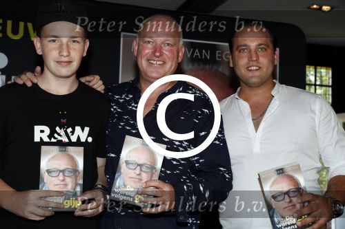 Rotterdam 14 september 2016
Boekpresentatie boek Rene v Gijp geschreven door Michiel v Egmond bij the harbour club. Zijn zoons Bicky en Sanny kregen de eerste exemplaren