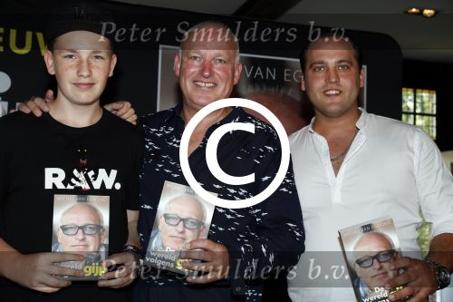 Rotterdam 14 september 2016
Boekpresentatie boek Rene v Gijp geschreven door Michiel v Egmond bij the harbour club. Zijn zoons Bicky en Sanny kregen de eerste exemplaren