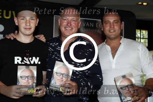 Rotterdam 14 september 2016
Boekpresentatie boek Rene v Gijp geschreven door Michiel v Egmond bij the harbour club. Zijn zoons Bicky en Sanny kregen de eerste exemplaren