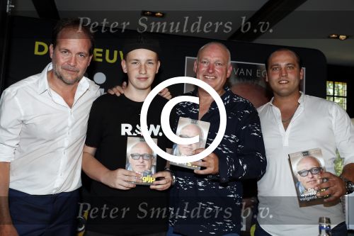 Rotterdam 14 september 2016
Boekpresentatie boek Rene v Gijp geschreven door Michiel v Egmond bij the harbour club. Zijn zoons Bicky en Sanny kregen de eerste exemplaren