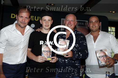 Rotterdam 14 september 2016
Boekpresentatie boek Rene v Gijp geschreven door Michiel v Egmond bij the harbour club. Zijn zoons Bicky en Sanny kregen de eerste exemplaren