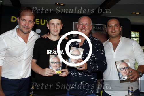 Rotterdam 14 september 2016
Boekpresentatie boek Rene v Gijp geschreven door Michiel v Egmond bij the harbour club. Zijn zoons Bicky en Sanny kregen de eerste exemplaren