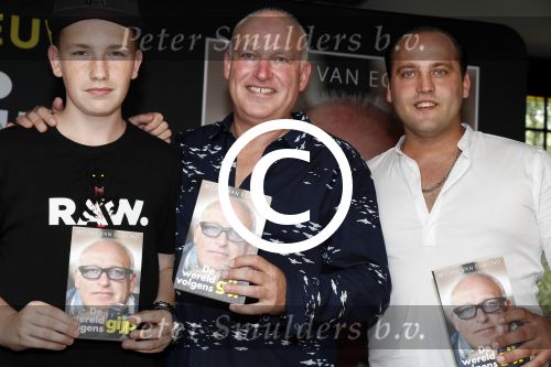 Rotterdam 14 september 2016
Boekpresentatie boek Rene v Gijp geschreven door Michiel v Egmond bij the harbour club. Zijn zoons Bicky en Sanny kregen de eerste exemplaren
