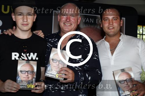 Rotterdam 14 september 2016
Boekpresentatie boek Rene v Gijp geschreven door Michiel v Egmond bij the harbour club. Zijn zoons Bicky en Sanny kregen de eerste exemplaren