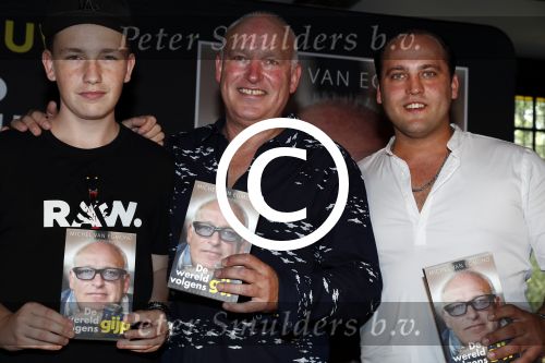 Rotterdam 14 september 2016
Boekpresentatie boek Rene v Gijp geschreven door Michiel v Egmond bij the harbour club. Zijn zoons Bicky en Sanny kregen de eerste exemplaren