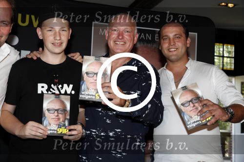 Rotterdam 14 september 2016
Boekpresentatie boek Rene v Gijp geschreven door Michiel v Egmond bij the harbour club. Zijn zoons Bicky en Sanny kregen de eerste exemplaren