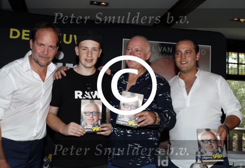 Rotterdam 14 september 2016
Boekpresentatie boek Rene v Gijp geschreven door Michiel v Egmond bij the harbour club. Zijn zoons Bicky en Sanny kregen de eerste exemplaren