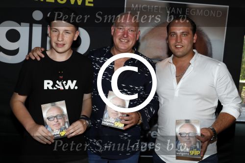 Rotterdam 14 september 2016
Boekpresentatie boek Rene v Gijp geschreven door Michiel v Egmond bij the harbour club. Zijn zoons Bicky en Sanny kregen de eerste exemplaren