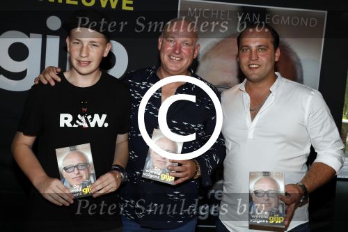 Rotterdam 14 september 2016
Boekpresentatie boek Rene v Gijp geschreven door Michiel v Egmond bij the harbour club. Zijn zoons Bicky en Sanny kregen de eerste exemplaren