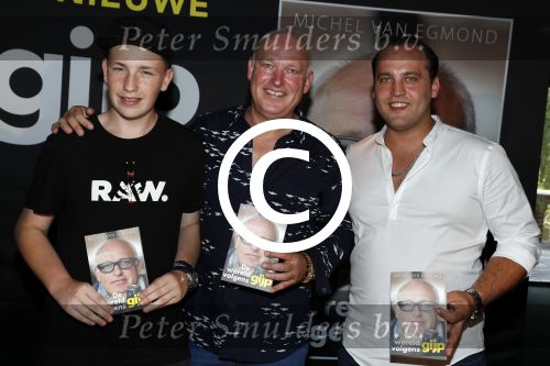 Rotterdam 14 september 2016
Boekpresentatie boek Rene v Gijp geschreven door Michiel v Egmond bij the harbour club. Zijn zoons Bicky en Sanny kregen de eerste exemplaren