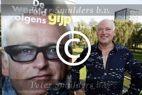 Rotterdam 14 september 2016
Boekpresentatie boek Rene v Gijp geschreven door Michiel v Egmond bij the harbour club. Zijn zoons Bicky en Sanny kregen de eerste exemplaren