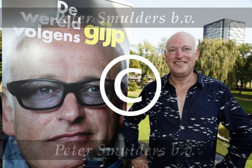 Rotterdam 14 september 2016
Boekpresentatie boek Rene v Gijp geschreven door Michiel v Egmond bij the harbour club. Zijn zoons Bicky en Sanny kregen de eerste exemplaren