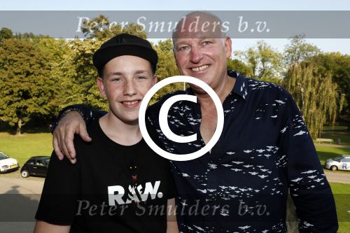 Rotterdam 14 september 2016
Boekpresentatie boek Rene v Gijp geschreven door Michiel v Egmond bij the harbour club. Zijn zoons Bicky en Sanny kregen de eerste exemplaren