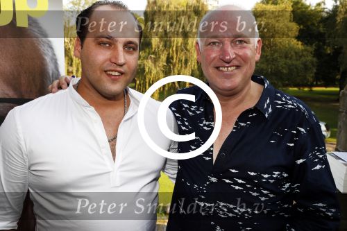 Rotterdam 14 september 2016
Boekpresentatie boek Rene v Gijp geschreven door Michiel v Egmond bij the harbour club. Zijn zoons Bicky en Sanny kregen de eerste exemplaren