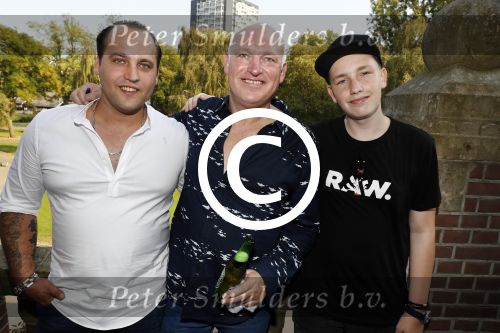 Rotterdam 14 september 2016
Boekpresentatie boek Rene v Gijp geschreven door Michiel v Egmond bij the harbour club. Zijn zoons Bicky en Sanny kregen de eerste exemplaren