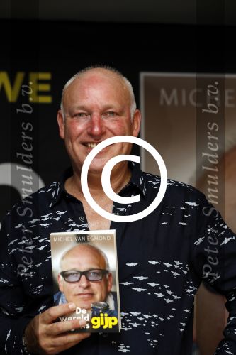 Rotterdam 14 september 2016
Boekpresentatie boek Rene v Gijp geschreven door Michiel v Egmond bij the harbour club. Zijn zoons Bicky en Sanny kregen de eerste exemplaren