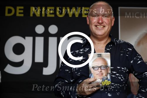 Rotterdam 14 september 2016
Boekpresentatie boek Rene v Gijp geschreven door Michiel v Egmond bij the harbour club. Zijn zoons Bicky en Sanny kregen de eerste exemplaren