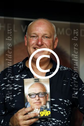 Rotterdam 14 september 2016
Boekpresentatie boek Rene v Gijp geschreven door Michiel v Egmond bij the harbour club. Zijn zoons Bicky en Sanny kregen de eerste exemplaren