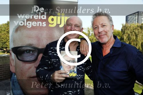 Rotterdam 14 september 2016
Boekpresentatie boek Rene v Gijp geschreven door Michiel v Egmond bij the harbour club. Zijn zoons Bicky en Sanny kregen de eerste exemplaren. Rob jansen
