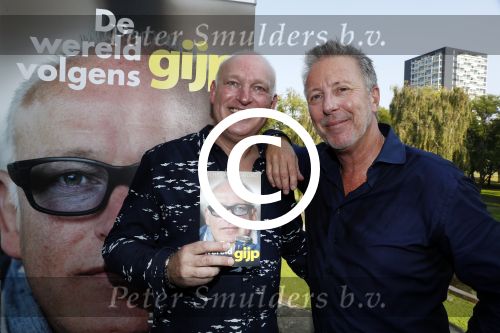 Rotterdam 14 september 2016
Boekpresentatie boek Rene v Gijp geschreven door Michiel v Egmond bij the harbour club. Zijn zoons Bicky en Sanny kregen de eerste exemplaren. Rob jansen