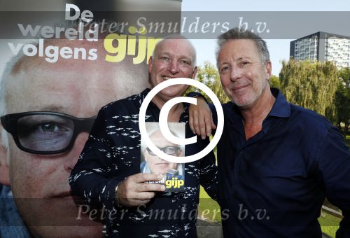 Rotterdam 14 september 2016
Boekpresentatie boek Rene v Gijp geschreven door Michiel v Egmond bij the harbour club. Zijn zoons Bicky en Sanny kregen de eerste exemplaren. Rob jansen