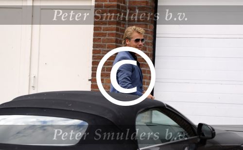 Lijnden 19 september 2016
Patricia Paay en haar nieuwe vriend Robbert Hinfelaar arriveren in haar auto bij haar huis.