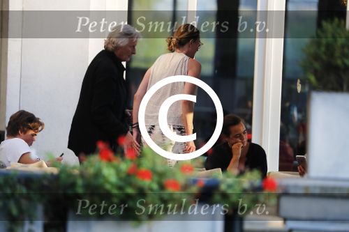 Amsterdam 12 september 2016
Rutger hauer op terras van het Amstel Hotel met vrienden en oud model Tatjana Patitz