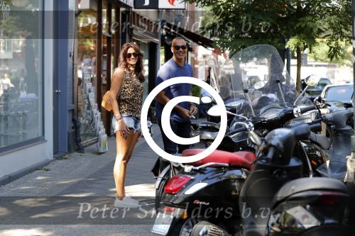 Amsterdam 12 september 2016 
Ruud Gullit met zijn vriendin Karin de Rooij op de cornelis schuytstraat