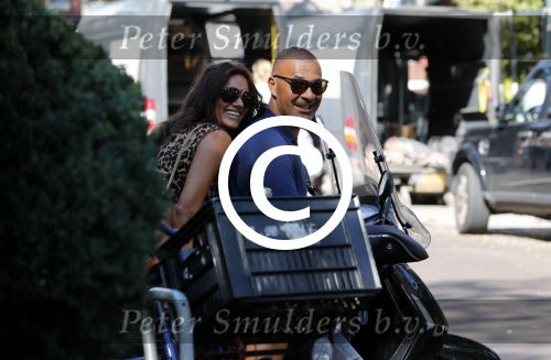 Amsterdam 12 september 2016 
Ruud Gullit met zijn vriendin Karin de Rooij op de cornelis schuytstraat