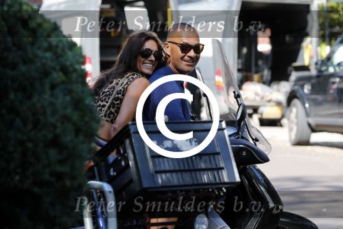 Amsterdam 12 september 2016 
Ruud Gullit met zijn vriendin Karin de Rooij op de cornelis schuytstraat