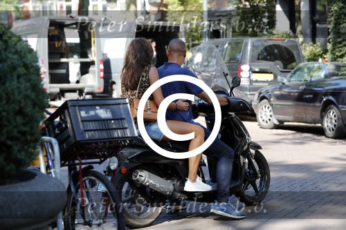 Amsterdam 12 september 2016 
Ruud Gullit met zijn vriendin Karin de Rooij op de cornelis schuytstraat