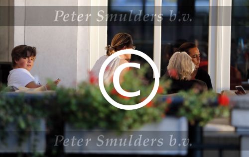 Amsterdam 12 september 2016
Rutger hauer op terras van het Amstel Hotel met vrienden en oud model Tatjana Patitz