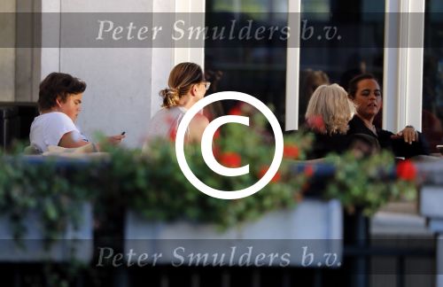 Amsterdam 12 september 2016
Rutger hauer op terras van het Amstel Hotel met vrienden en oud model Tatjana Patitz