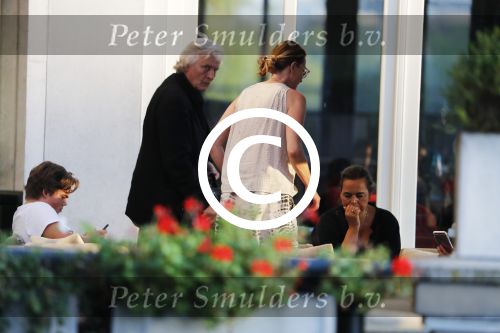 Amsterdam 12 september 2016
Rutger hauer op terras van het Amstel Hotel met vrienden en oud model Tatjana Patitz