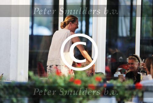 Amsterdam 12 september 2016
Rutger hauer op terras van het Amstel Hotel met vrienden en oud model Tatjana Patitz