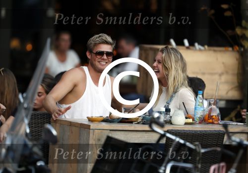 Amsterdam 12 september 2016 
Tim Douwsma en zijn vriendin Jessie Jazz Vuijk op terras en op de scooter