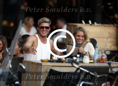 Amsterdam 12 september 2016 
Tim Douwsma en zijn vriendin Jessie Jazz Vuijk op terras en op de scooter
